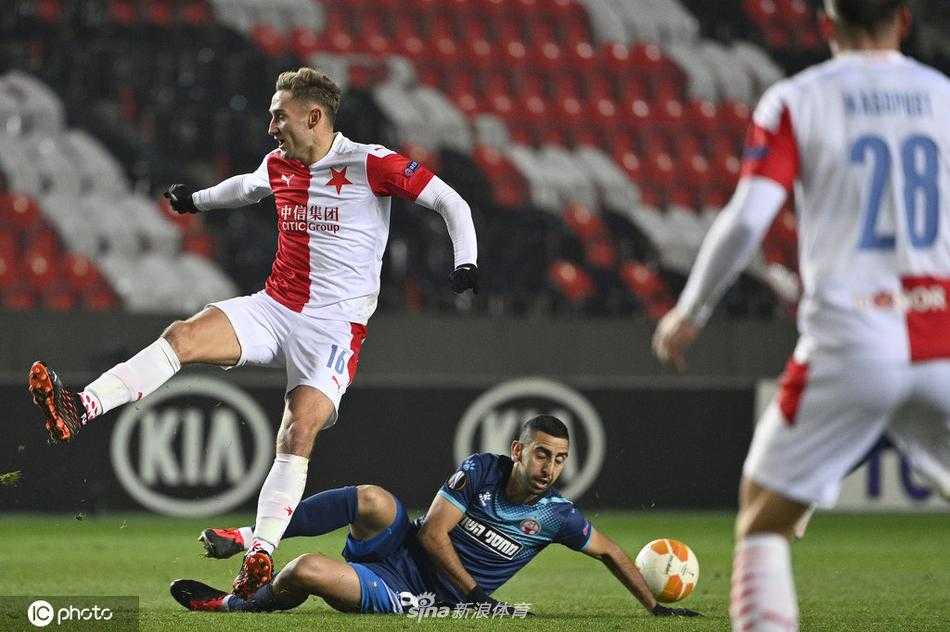 布拉格斯拉维亚球员在禁区内高高跃起，力压防守球员完成头球攻门，极具视觉冲击力