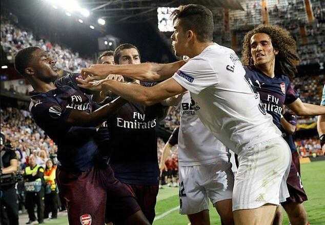 在科斯切尔尼的强力干预下，加布里埃尔的表情从愤怒逐渐转为无奈，奈尔斯也被队友拉走，冲突的火焰被暂时扑灭