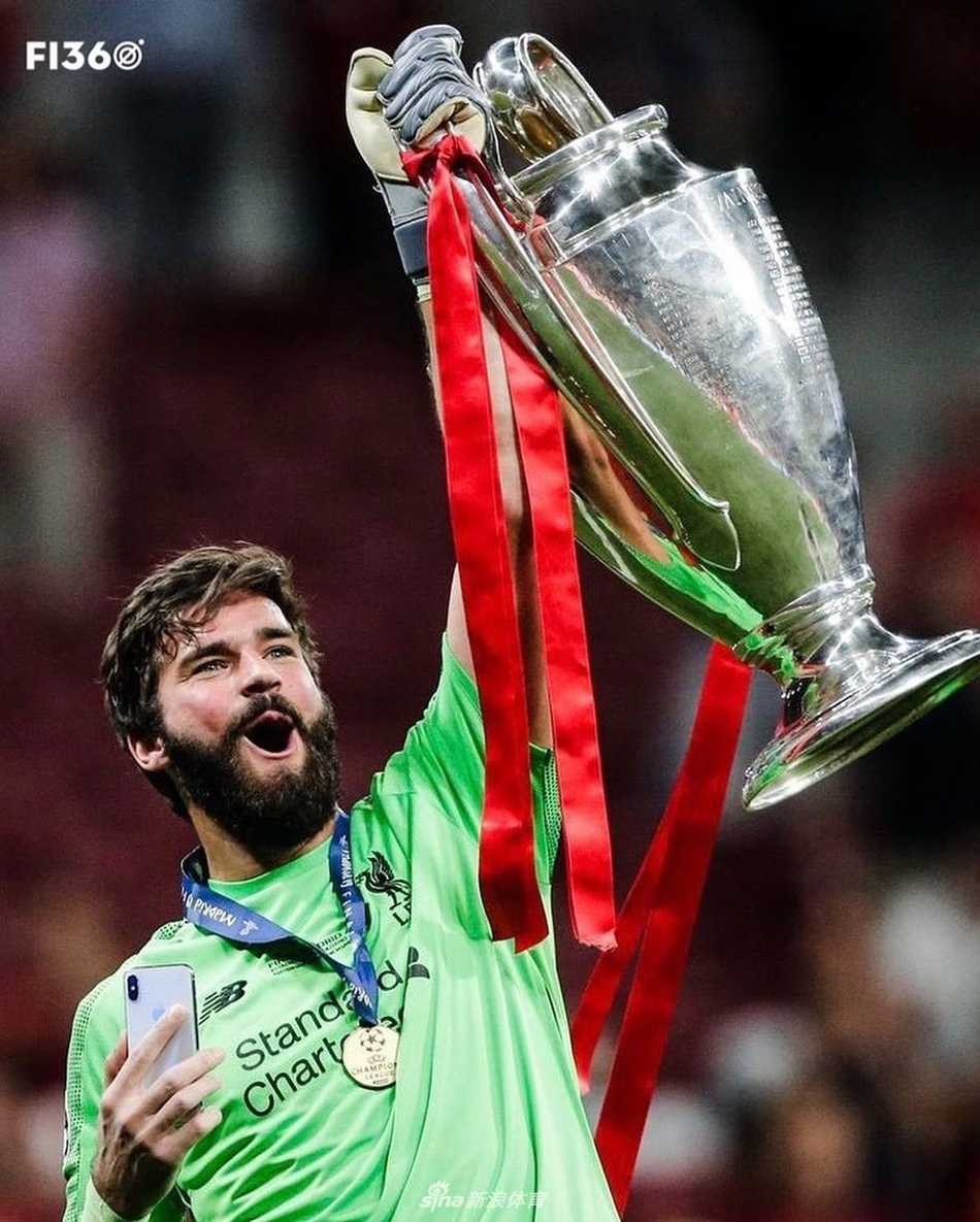 范戴克在与对方前锋的对抗中占据绝对上风，眼神坚毅地盯着来球，宛如防线上的擎天柱。