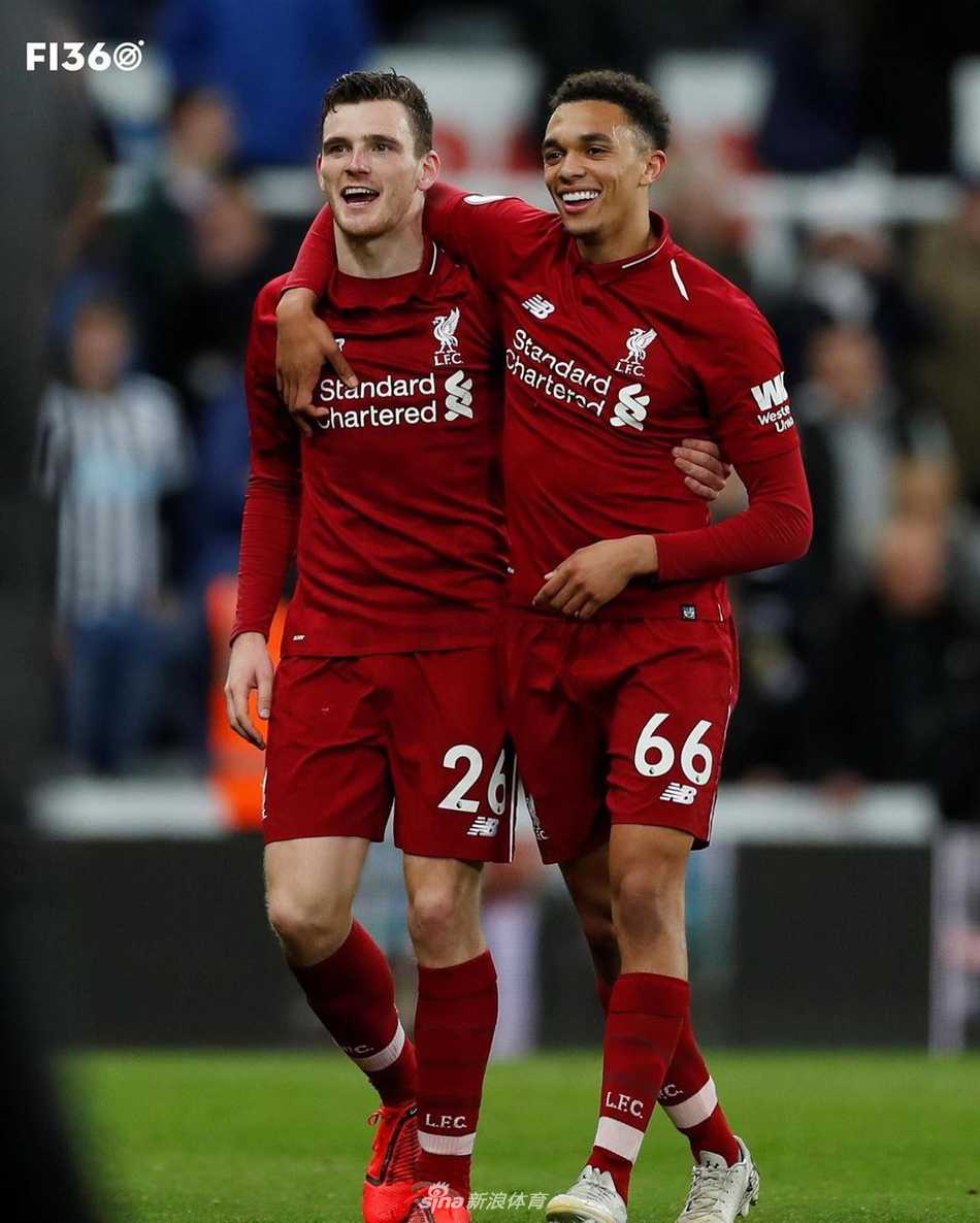 德布劳内摆动右腿正准备轰出一记重炮，球场上的空气仿佛都因他的发力而凝固。