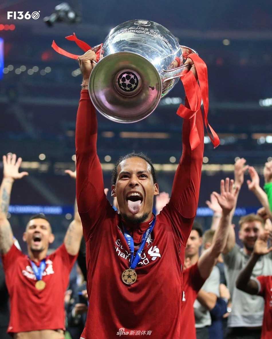 马内带球疾驰如一阵红色旋风，脸上专注的表情仿佛在告诉对手，下一刻他将撕裂防线。