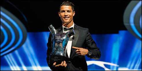 梅西低射破门瞬间，皮球紧贴草皮窜入死角，门将只能望球兴叹