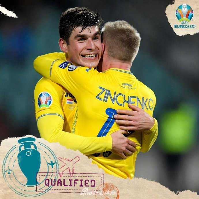 波兰前锋莱万多夫斯基在比赛中霸气指天，身后是对方防守球员无奈拉拽的身影，雨夜中的灯光将他的轮廓勾勒得如同战神。