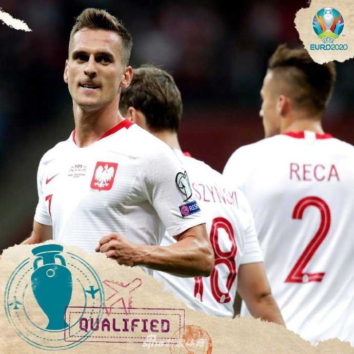 意大利国家队更衣室内，球员们将主教练抛向空中，蓝衣军团众将脸上喷洒着庆祝的香槟泡沫，笑容灿烂如少年。