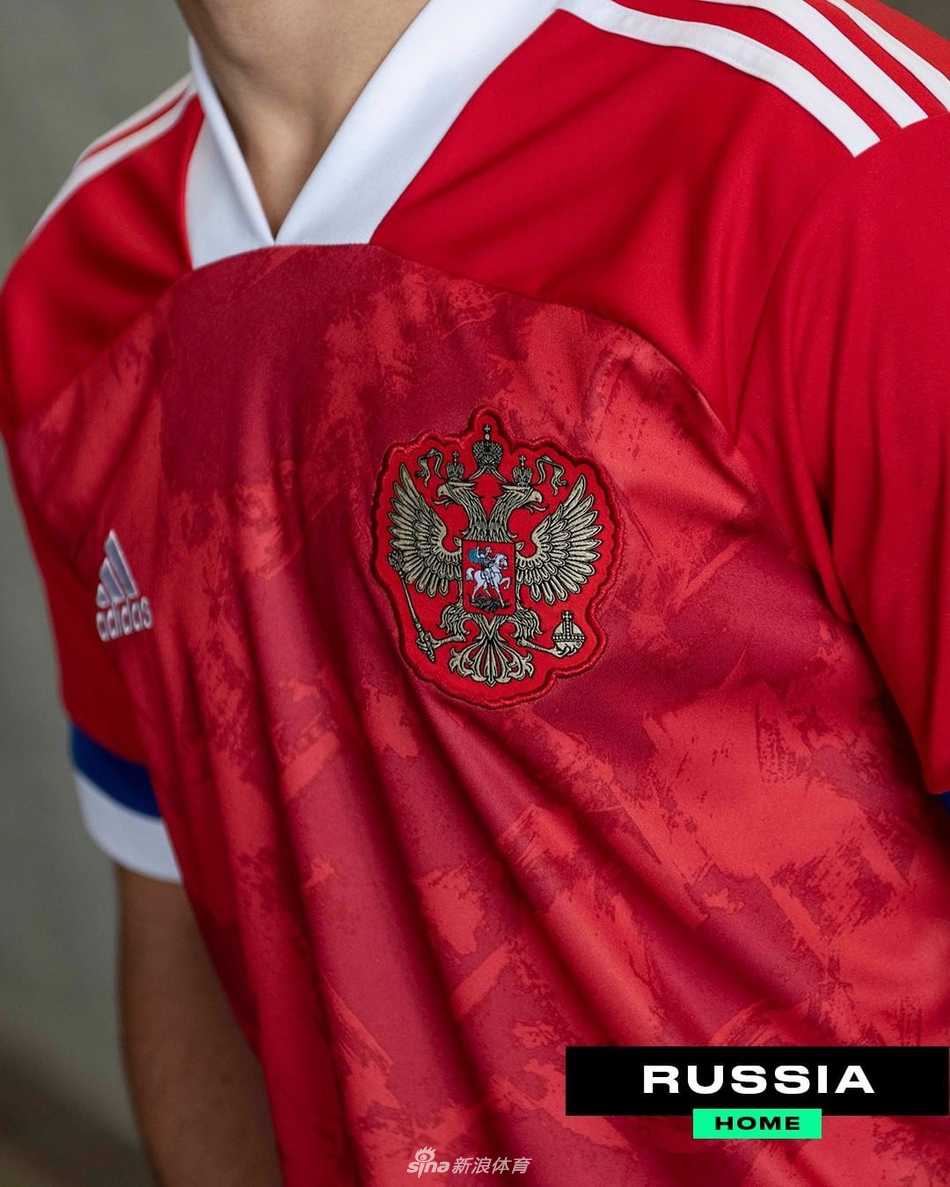 瑞典队的新球衣仿佛将斯德哥尔摩午夜的极光穿在了身上，深邃的藏青底色上，若隐若现的暗纹如同冰封湖面下涌动的热血，诉说着北欧海盗的坚韧与骄傲。