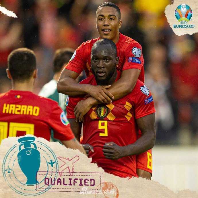 俄罗斯队员在冰天雪地的主场赛后与吉祥物击掌庆祝，口中呼出的白气在聚光灯下清晰可见，脸上洋溢着胜利的喜悦。