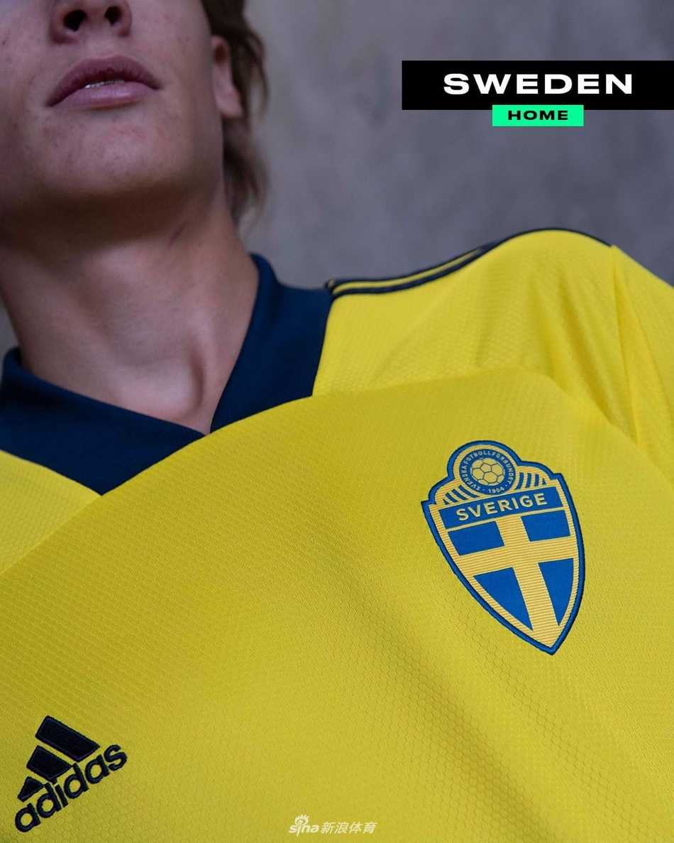 俄罗斯队的战袍如同沙皇时代的珠宝盒，暗红色的丝光质感面料上，精致的压花图案若隐若现，仿佛在诉说克里姆林宫城墙内尘封的荣耀与野心。