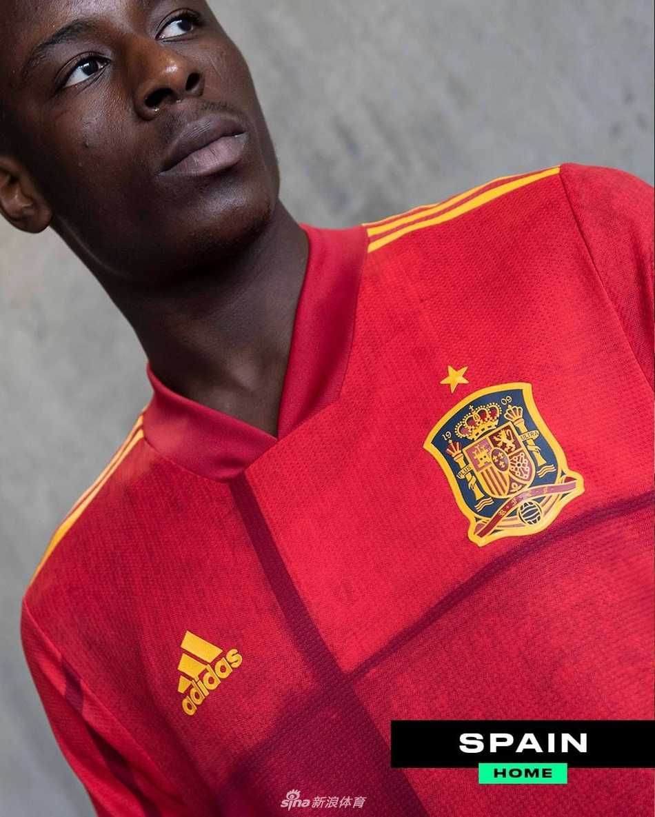 西班牙队的“斗牛士”新装依旧炽热如火，火红的主色调在黄色细线的勾勒下更显灵动，仿佛安达卢西亚的明媚阳光在弗拉明戈舞者的裙摆上跳跃。