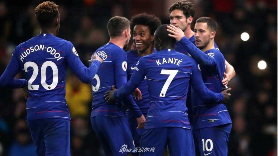 安菲尔德球场的KOP看台上，巨型Tifo缓缓展开，拼写出“团结”的字样，红军将士们围成一圈，眼神中充满坚定与渴望