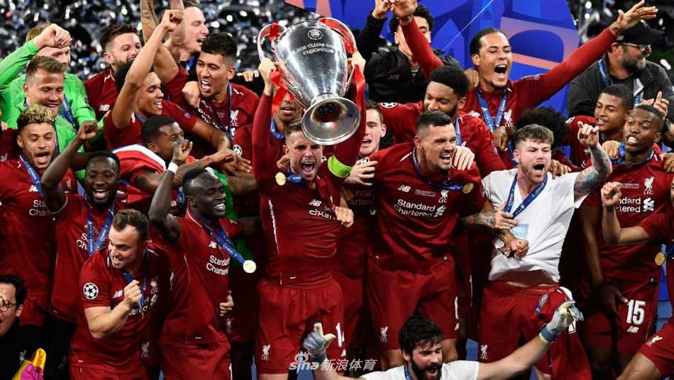 波尔图巨龙球场夜幕下灯光璀璨，球迷们挥舞蓝白围巾组成汹涌人浪，庆祝球队又一次在欧洲赛场的关键胜利