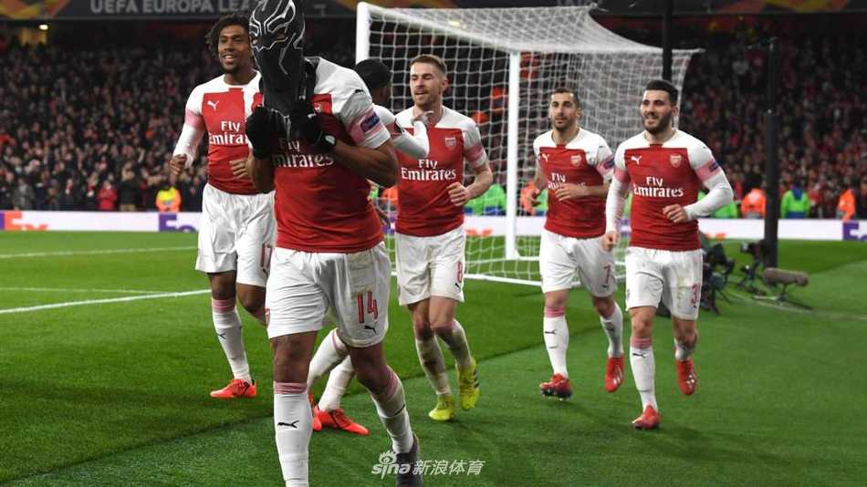 酋长球场阳光下，阿森纳年轻球员们簇拥在一起，脸上洋溢着青春与自信，仿佛在宣告新一代枪手的崛起