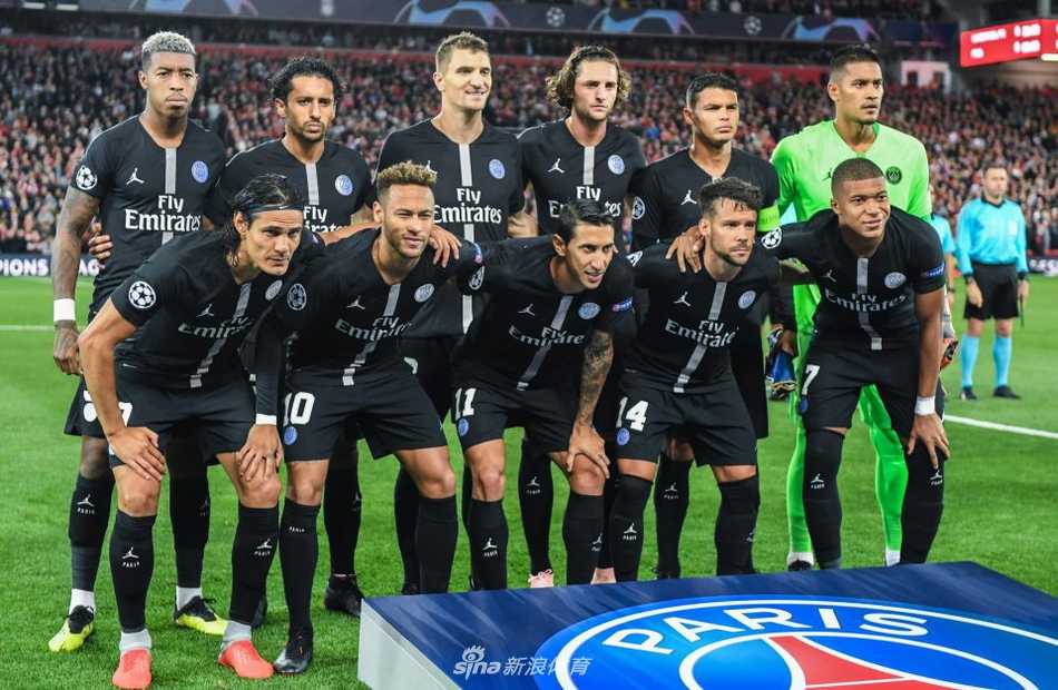 皮斯胡安球场内，塞维利亚球员捧起欧联杯冠军奖杯，金色纸屑如雨般洒落，这是属于欧联之王的荣耀时刻