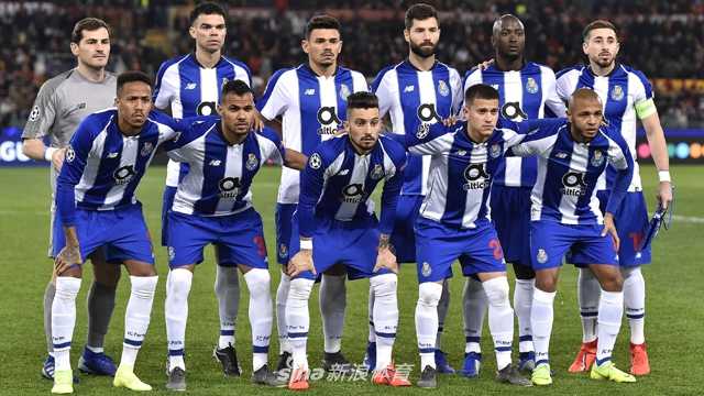 巴黎王子公园球场内，内马尔与姆巴佩相视而笑，背景是闪烁的欧冠星标，但笑容中带着一丝对未竟荣耀的渴望