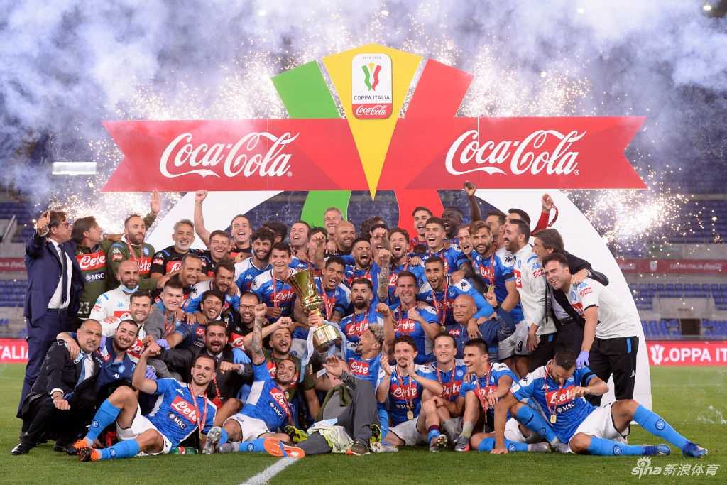 皇马全队在更衣室内围成一圈，赤膊庆祝西甲夺冠，雪茄的烟雾和香槟的酒液混杂在一起，释放着压抑已久的狂野与激情。