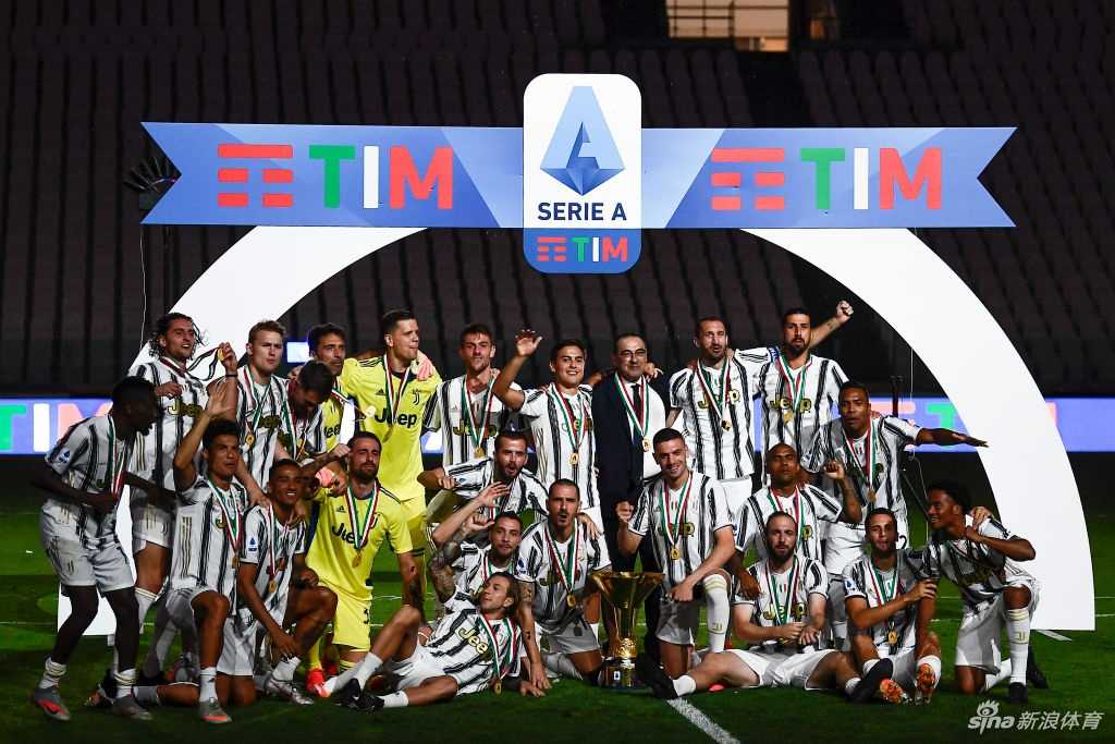 拜仁慕尼黑球员们在市政厅阳台向球迷展示冠军沙拉盘，莱万多夫斯基手捧啤酒开怀畅饮，整个城市都沉浸在红白色的欢乐海洋中。