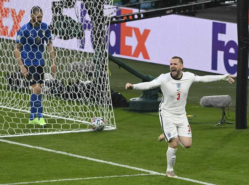 意大利传奇后卫基耶利尼在捧杯瞬间仰天长啸，花白的头发与深邃的眼眸中写满了坚守的意义，他高高举起的德劳内杯在夜空中闪耀着金色的光芒