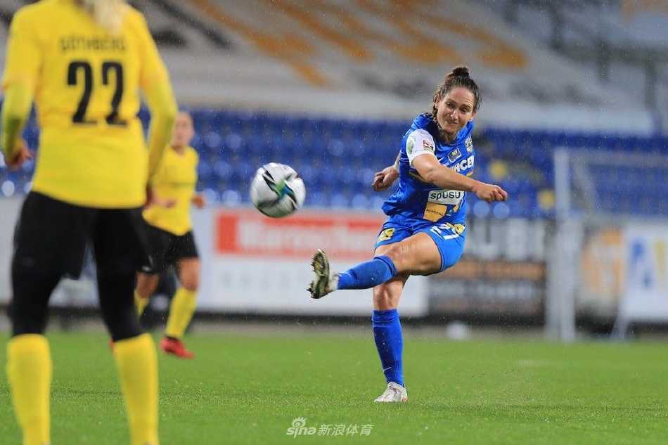 古比斯女足门将飞身跃起，单掌奋力托出角度刁钻的射门，身体在空中完全舒展，化解了一次极有威胁的进攻。