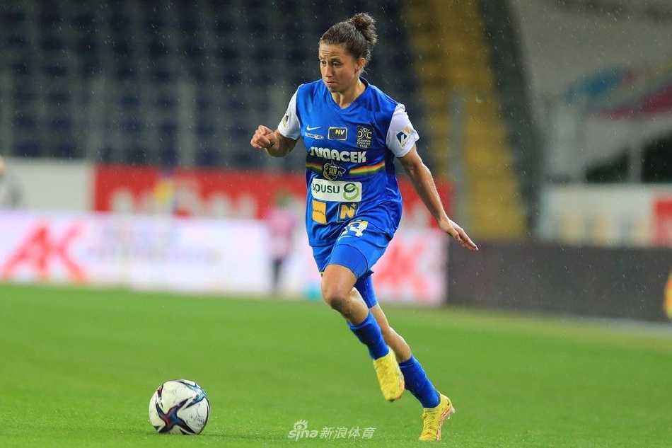 圣珀尔滕队球员在开赛前围成一圈，彼此手臂紧搭肩膀，进行着最后的战术部署与精神鼓舞。