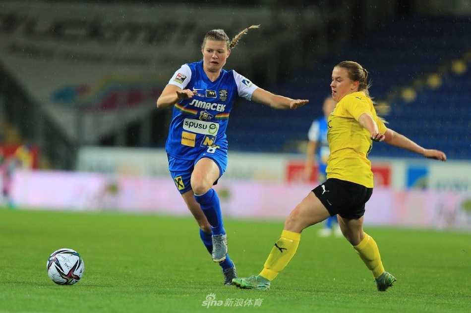 圣珀尔滕队前锋在对手贴身防守下，于禁区边缘果断起脚劲射，足球如出膛炮弹般直奔球门死角。