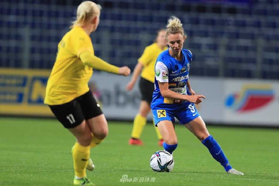 古比斯队进球后，进球的功臣张开双臂奔向角旗区庆祝，队友们从后方狂喜地飞奔而来，准备与她紧紧相拥。