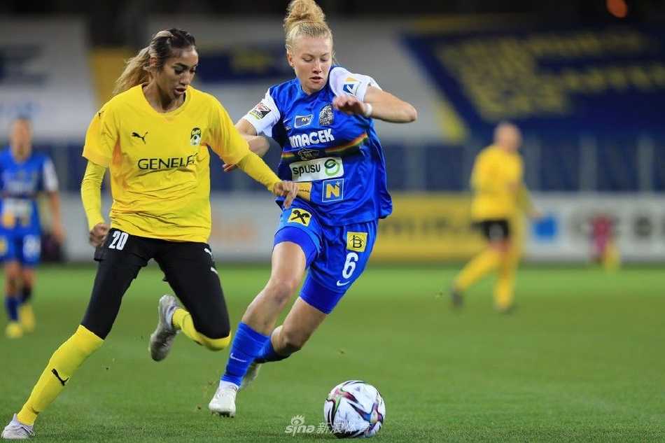 双方多名球员在禁区混战中同时起跳争抢头球，那一刻时间仿佛凝固，所有人都将力量与目光聚焦于空中的足球。