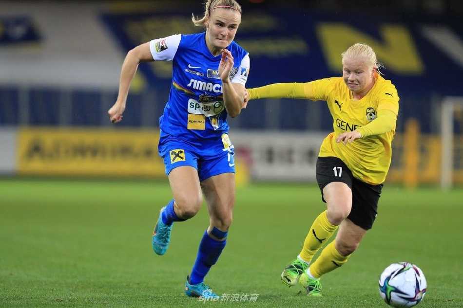 比赛结束后，双方球员虽然筋疲力尽，但仍秉持体育精神，相互握手致意，交换球衣，场面温馨而充满尊重。