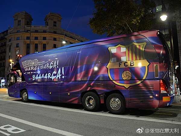 巴塞罗那红蓝竖条纹大巴，色彩鲜艳如加泰罗尼亚旗帜，艺术元素点缀其间，充满浪漫与激情的气息