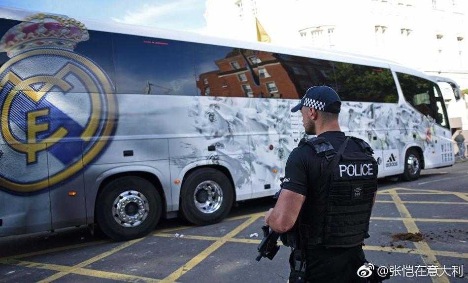 皇家马德里纯白车身大巴，金色线条与队徽交相辉映，Hala Madrid字样彰显王者之气，优雅如移动的白色宫殿