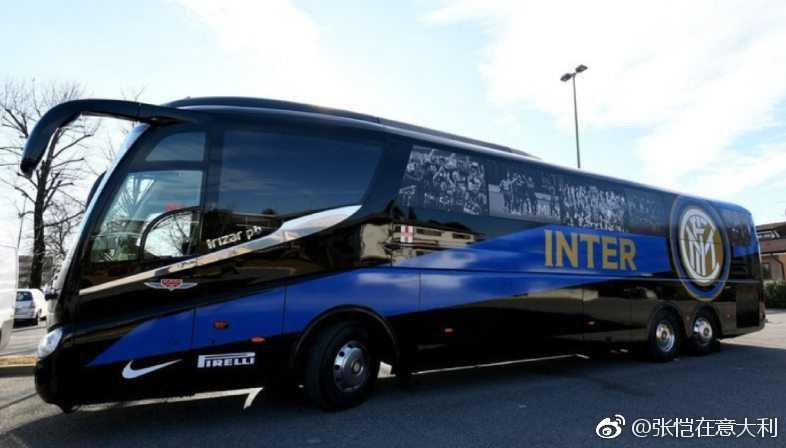 国际米兰蓝黑金配色大巴，深邃的蓝黑底色上金色线条勾勒，队徽熠熠生辉，霸气外露的移动战车