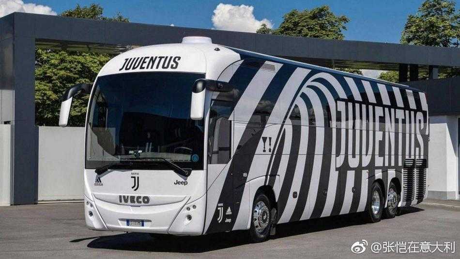尤文图斯黑白条纹大巴，经典斑马纹搭配荧光绿点缀，车身线条流畅动感，简约中充满现代气息