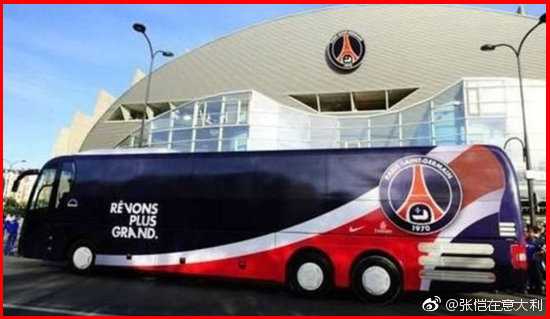 巴黎圣日耳曼深蓝红线条大巴，埃菲尔铁塔剪影与红色灯带交织，浪漫之都的足球时尚单品