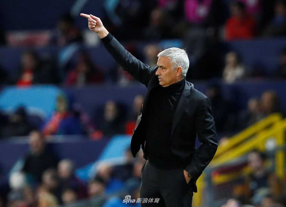 狂人穆里尼奥眼神坚毅，双手插袋，仿佛随时准备再次征服英超或意甲的赛场