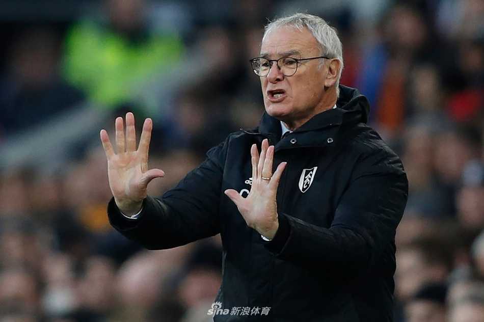 卡帕罗斯在边线沉思，神情严肃而专注，仿佛正在棋盘上排兵布阵的老帅