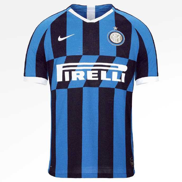 尤文图斯或拜仁慕尼黑的球衣细节，黑白条纹间悄悄探出一抹温柔的粉红，或是纯红战袍上镶了一道锐利的蓝边，德甲与意甲霸主在细微处展现设计巧思，致敬历史也拥抱未来。