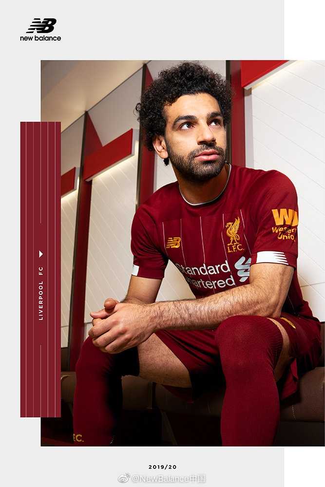 一件来自伦敦的红色球衣，可能是阿森纳或热刺。红色从肩部向下渐变，如同炽热的熔岩流动，白色的袖子与衣领则带来一抹清爽，将古典的优雅与现代的动感完美融合。