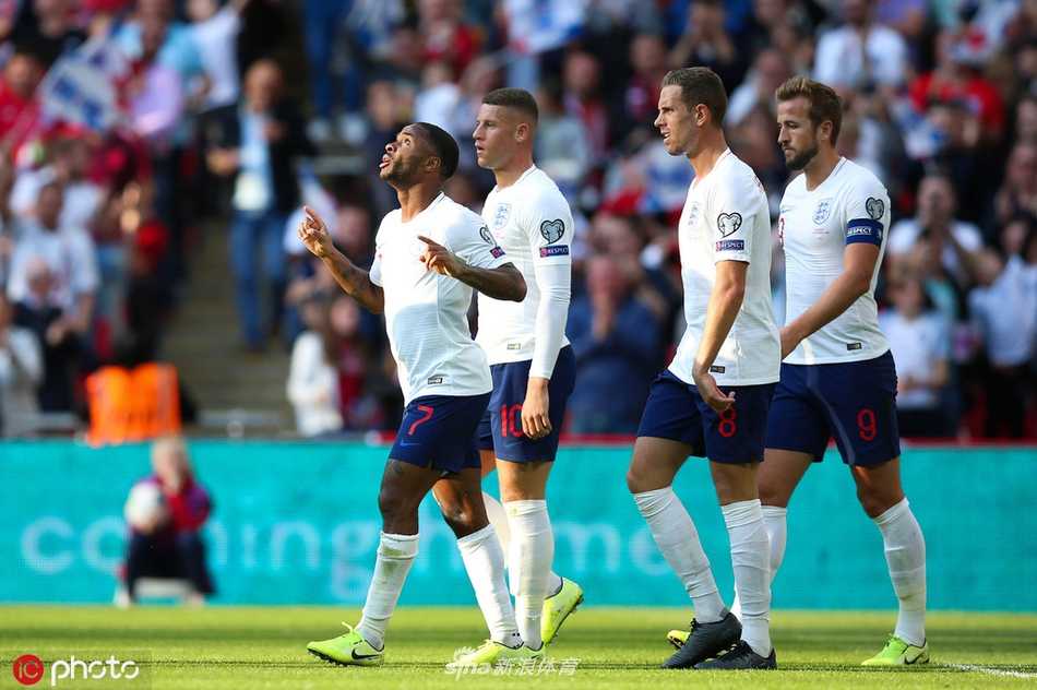 亚马尔在边路灵动突破，脚下的足球仿佛有了生命，他的身影在西班牙热烈的阳光下拖出一道金色的残影