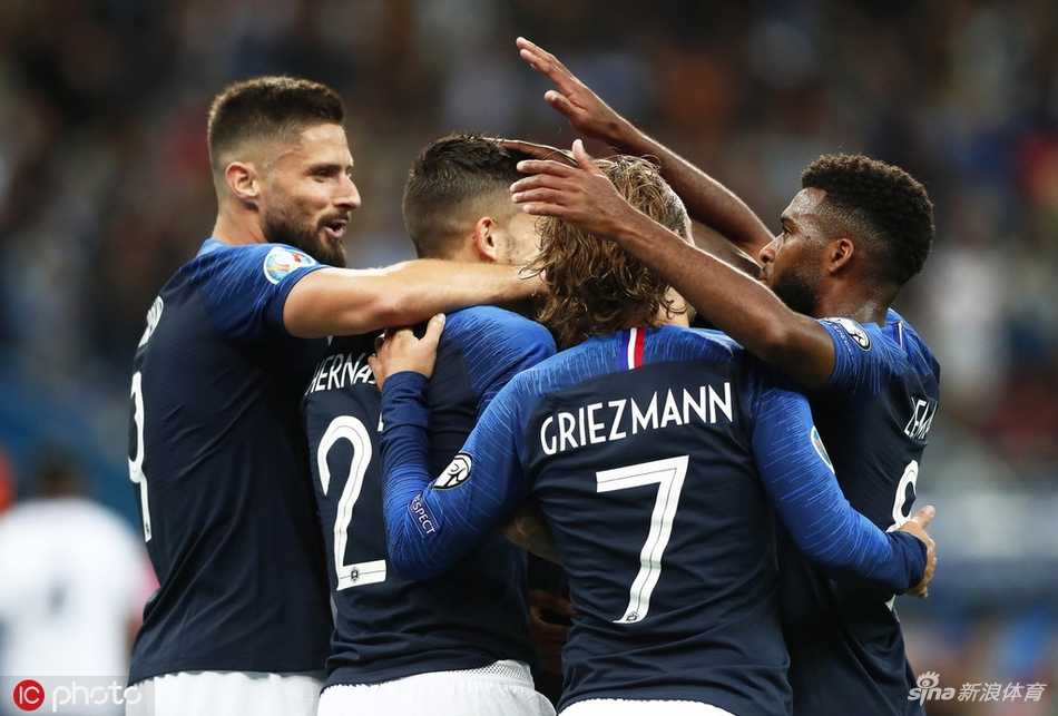 葡萄牙新星莱奥在左路强行超车，劲爆的身体素质让防守球员只能目送他的背影，仿佛看到了传奇的延续