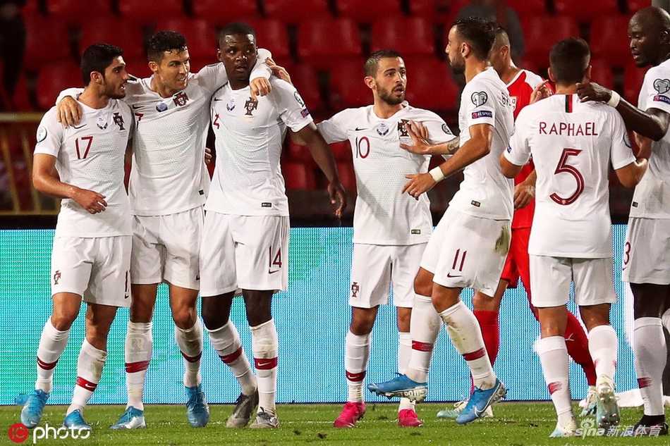 意大利新星在防守中精准卡位，眼神坚毅如地中海般深邃，蓝色球衣在夕阳下闪耀着文艺复兴般的光泽