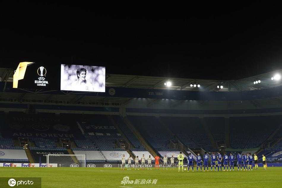 布拉格斯巴达与AC米兰的双方球员，在中圈弧附近肃然而立，所有人的目光都聚焦在脚下的足球上。全场球迷起立，鸦雀无声，为保罗·罗西进行一分钟的默哀。时间仿佛在这一刻静止，唯有足球，这项他深爱并为之奉献一生的事业，静静地躺在草皮中央。