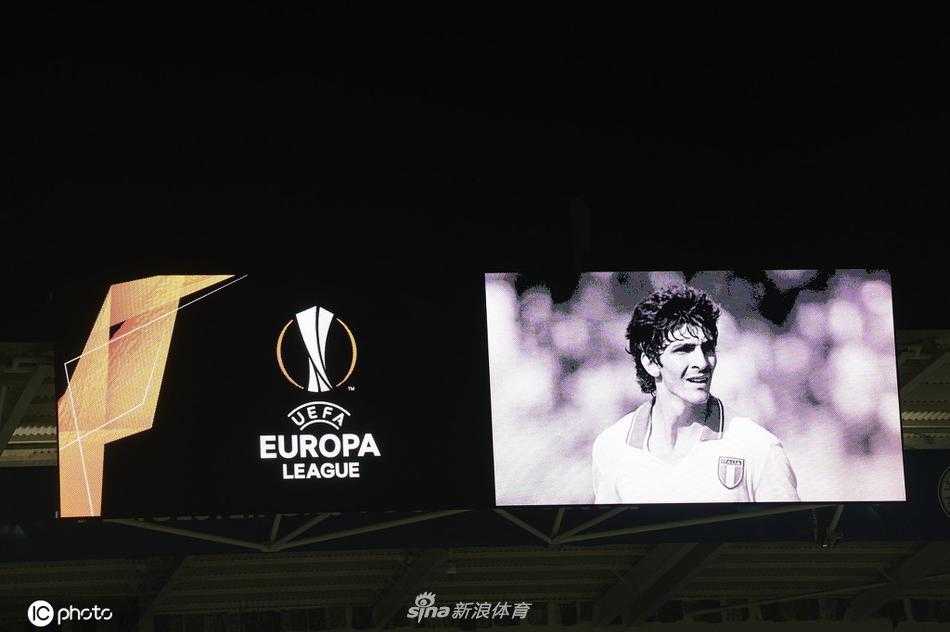 镜头拉近，圣西罗球场的看台上，一面巨大的意大利三色旗在球迷手中传递展开。旗帜中央，保罗·罗西的名字与他的肖像格外醒目，看台上的死忠球迷们默默注视着这一切，用这种无声的力量，告诉天堂的传奇：我们不曾遗忘。