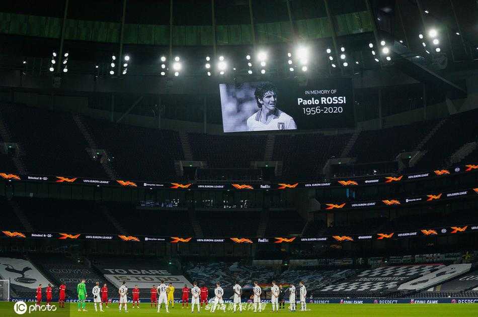 在欧联杯布拉格斯巴达对阵AC米兰的赛前，现场巨大的电子显示屏上，保罗·罗西面带他那标志性微笑的画面被定格。球场灯光为之黯淡，唯有他的肖像在发光，仿佛在凝视着他曾经效力过的红黑军团的小伙子们。