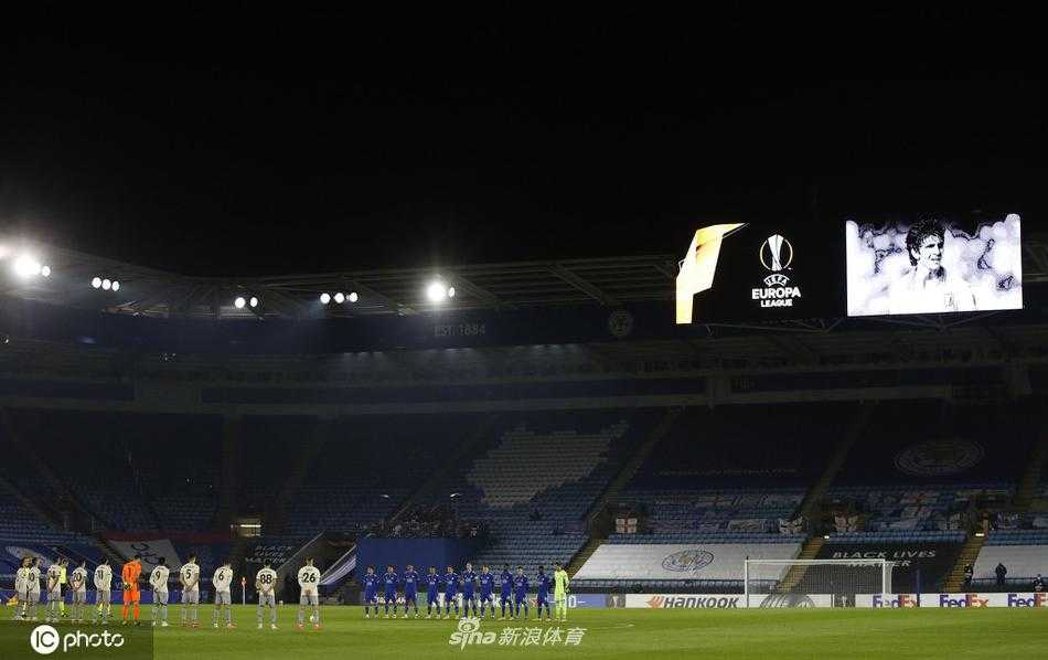 在苏格兰的另一块场地，凯尔特人公园球场的大屏幕上，同样打出了保罗·罗西的照片和悼念文字：“永远的金童，保罗·罗西（1956-2020）”。这一刻，无关俱乐部之间的 rivalry，只有整个足球大家庭对一位伟大球员的集体缅怀。