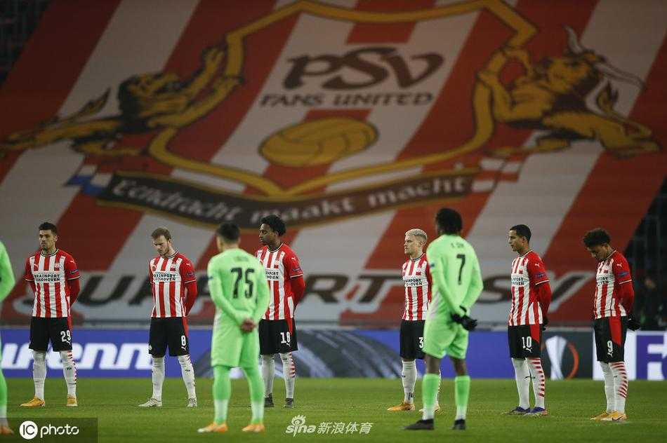 赛后，AC米兰全队没有急于庆祝胜利，而是聚集在一起，拍下了一张特殊的全家福。他们手中展示着保罗·罗西效力米兰时期的9号战袍，仿佛这位传奇射手并未远去，而是与这支青年军并肩战斗在一起，共同守护着那份属于红黑与意大利足球的荣耀。