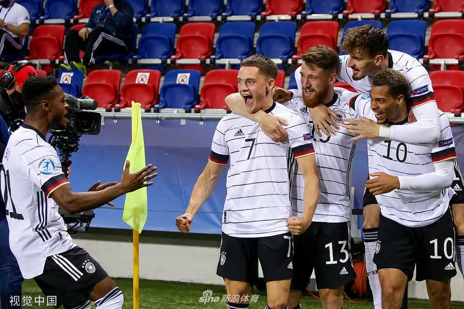 荷兰后卫舒尔斯凌空垫射破门后，振臂高呼激情庆祝，他身后的德国门将达门只能望球兴叹，比分牌变为1比2