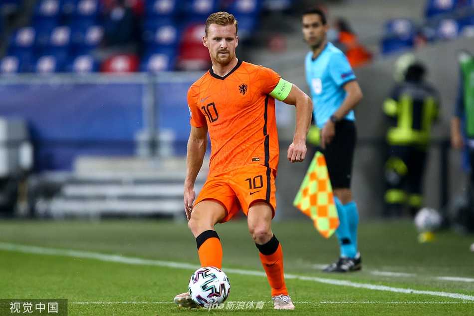 荷兰前锋博阿杜在越位位置上将球送入球网后，转头看向边裁，眼神中充满期待与不安，而德国后卫则举手示意越位