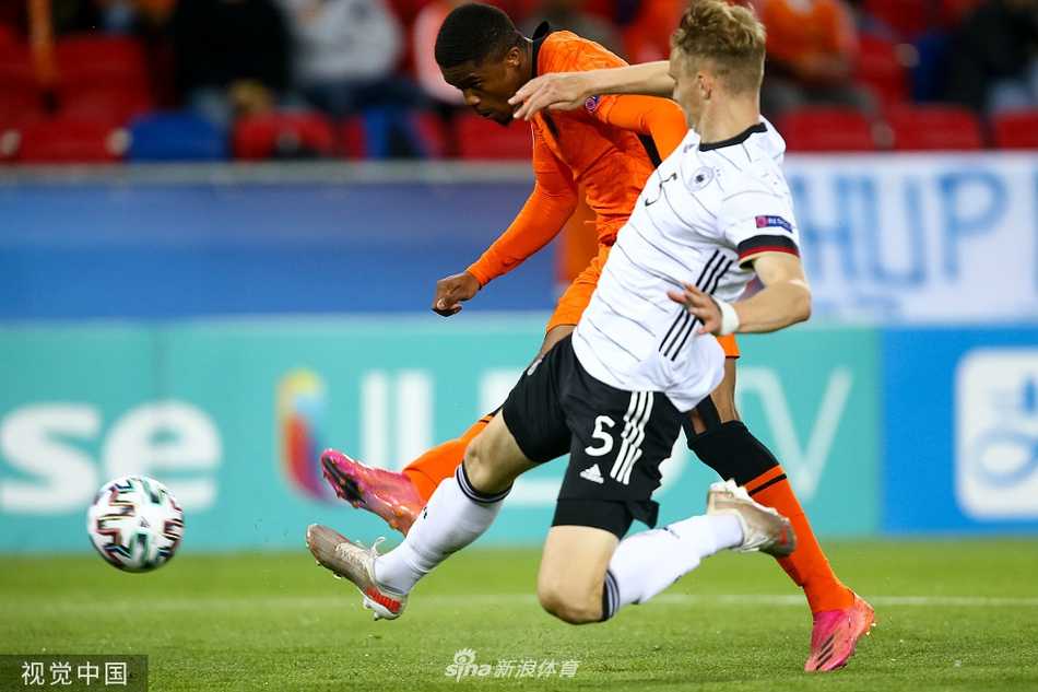 德国前锋贝里什主罚任意球，皮球划出美妙弧线却遗憾地重重砸在门柱上，他双手抱头，眼神中充满难以置信和惋惜