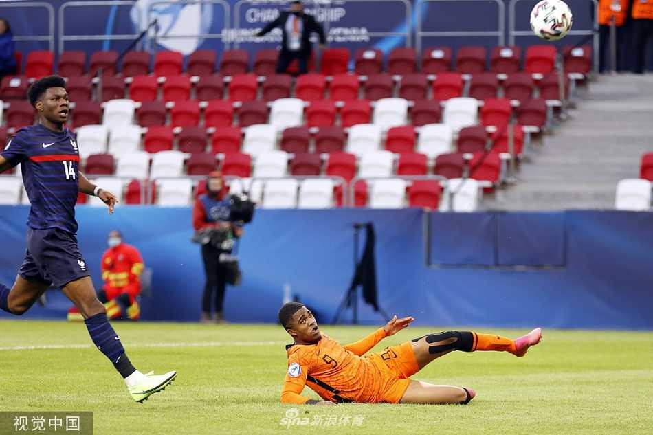 荷兰队进球功臣博阿杜在门前飞身铲射，皮球应声入网，他身后的法国门将望球兴叹