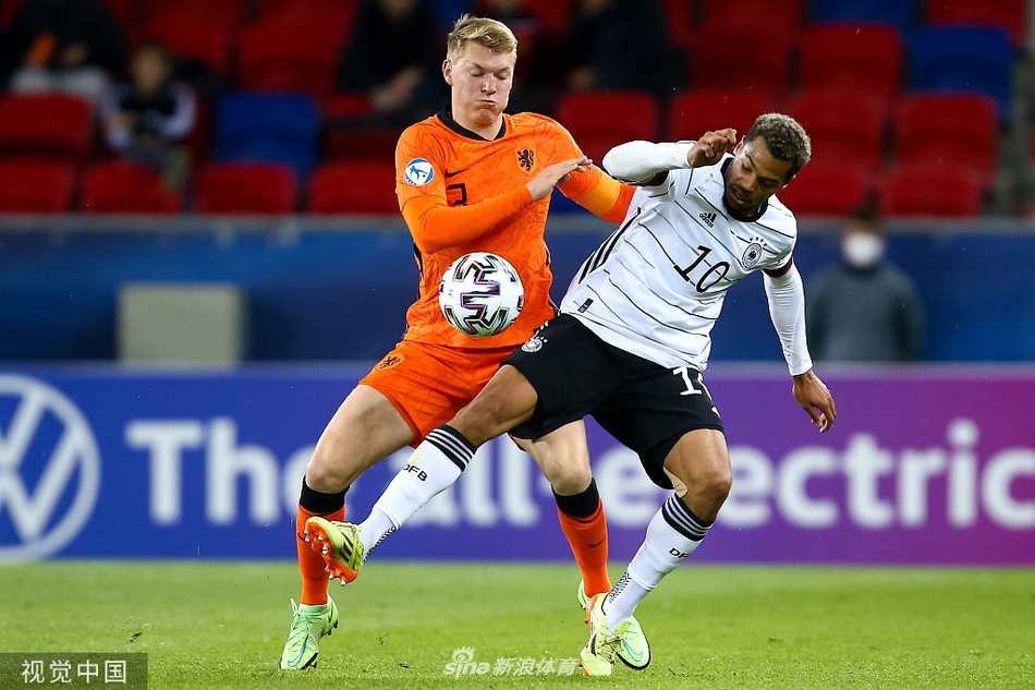 终场哨响后，德国U21球员们如释重负，在球场中央紧紧相拥，庆祝球队连续第三届闯入欧青赛决赛的辉煌成就