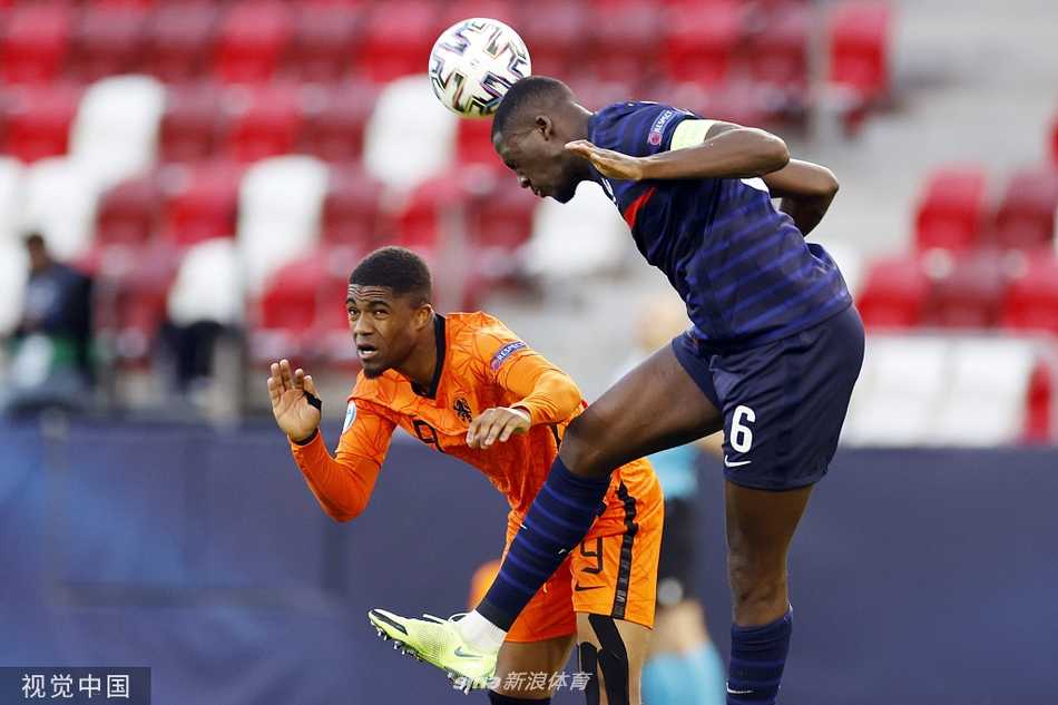 法国队中卫乌帕梅卡诺在人群中高高跃起头球攻门，他的眼神坚毅，定格在皮球即将入网的瞬间