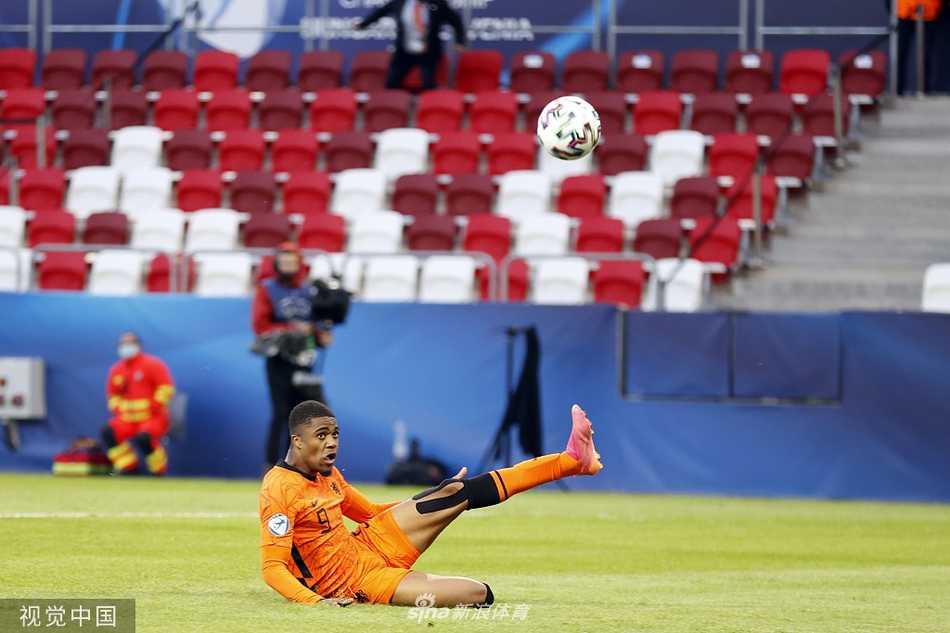 打入绝杀球后的博阿杜被兴奋的队友们团团围住，大家的表情极度狂热，共同庆祝这不可思议的胜利